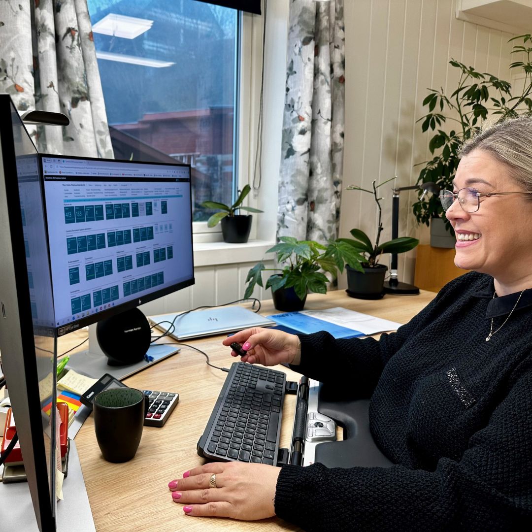 Rikke Trondsen arbeider med regnskap på kontoret i Åmot